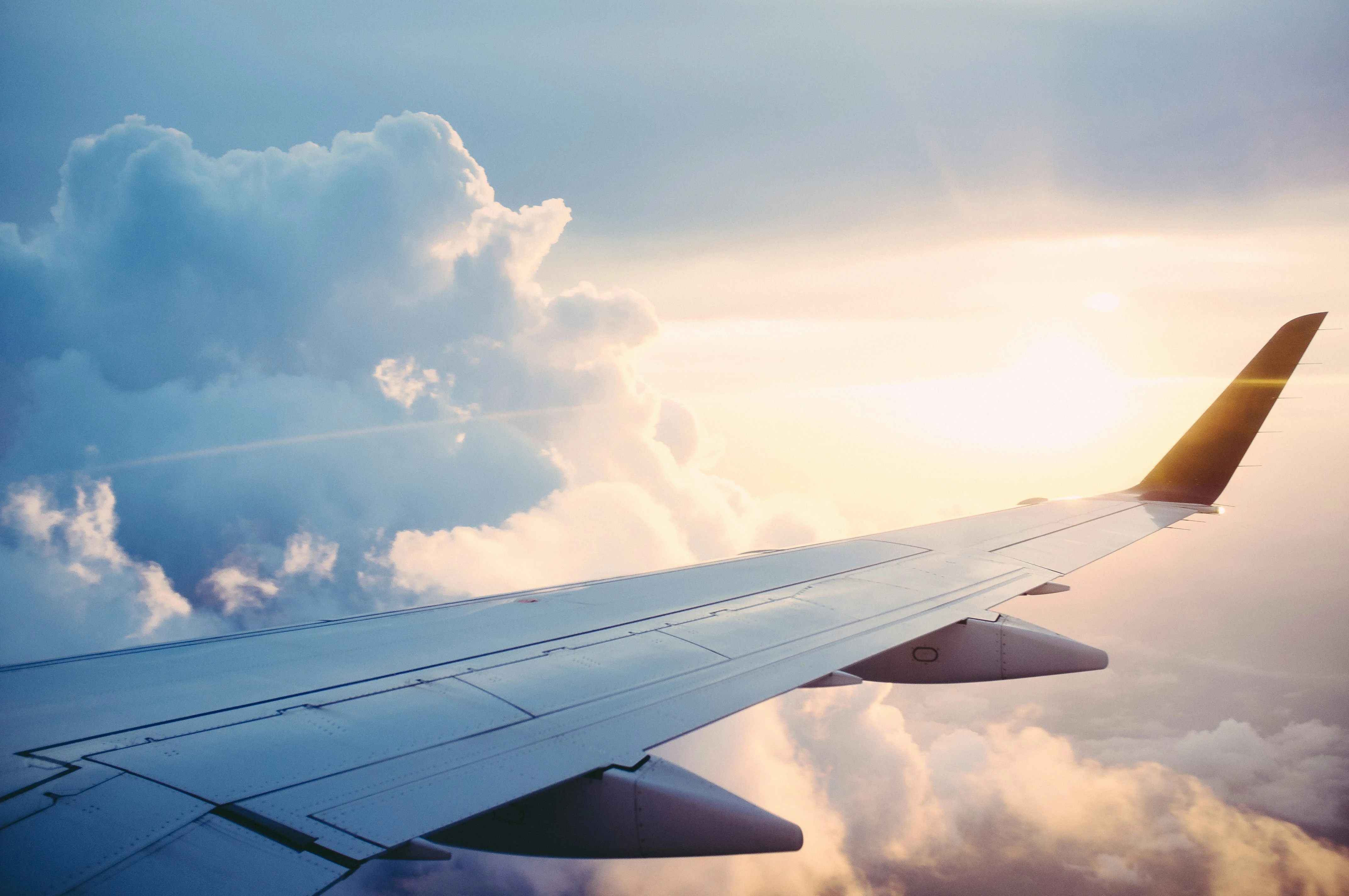 Avião comercial em voo acima das nuvens